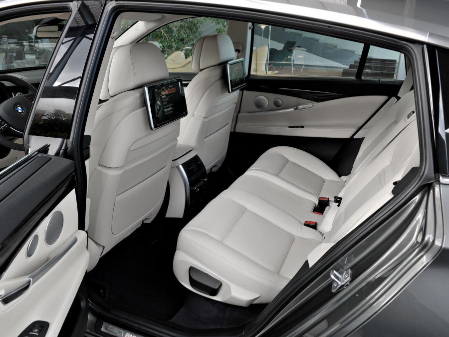  BMW 535i xDrive Gran Turismo Luxury Line 2013 года  (фото 2 из 16)